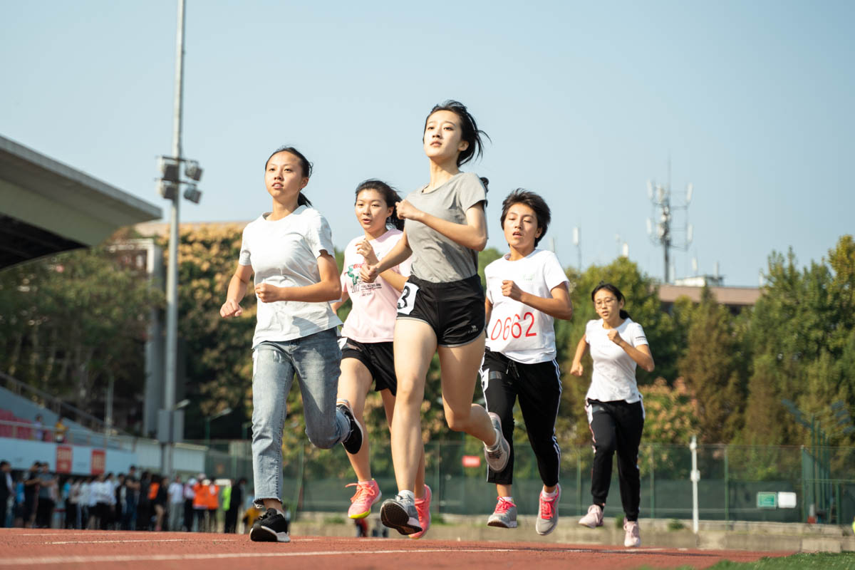 8女子3000米比赛中，运动员一齐向前冲【学通社记者 刘博文 摄】