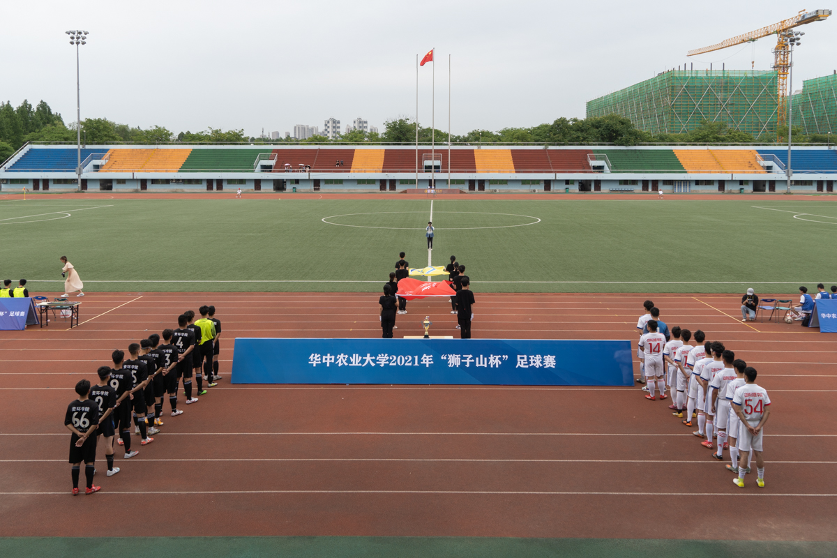 比赛开始前，双方球员进场（学通社记者 刘锦 摄）