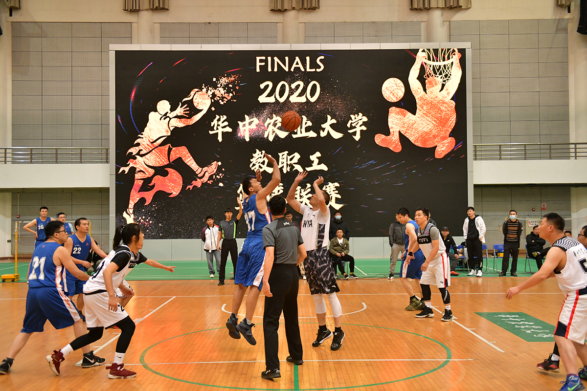 教职工篮球赛决赛开球【学通社记者  卢逸轩 摄】